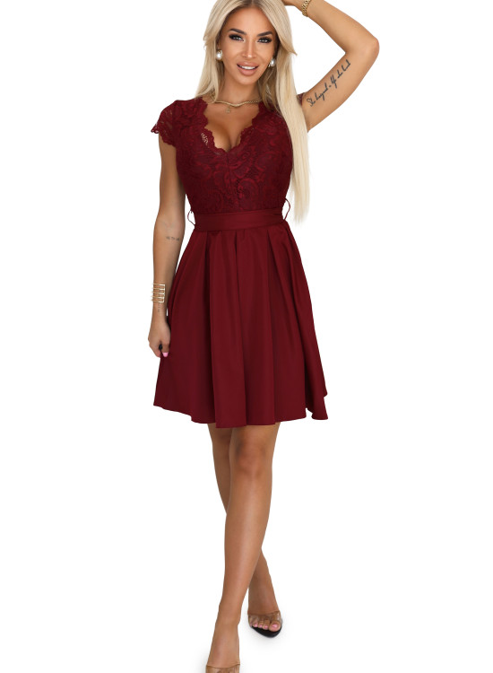 242-5 Елегантна къса рокля с колан в бордо