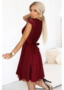 242-5 Елегантна къса рокля с колан в бордо