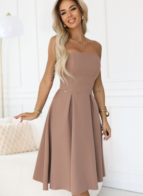 Елегантна рокля без презрамки в бежов цвят 641-2